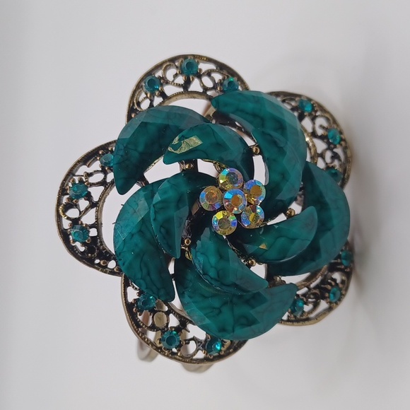 Jewelry - Turquoise Colored flower Bracelet
